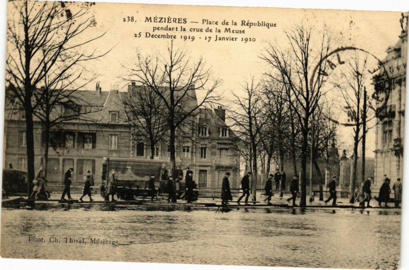 Carte postale ancienne Mezieres - Place de la République pendant la crue de la Meuse...
