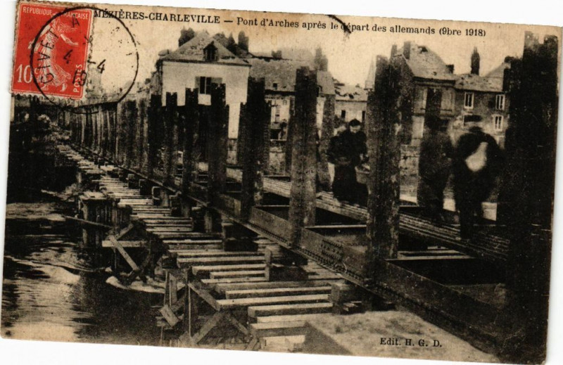 Carte postale ancienne Mezieres Charleville Pont d'Arches aprés le départ des allemande