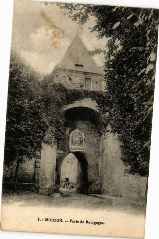 Carte postale ancienne Mouzon - Porte de Bourgogne à Mouzon