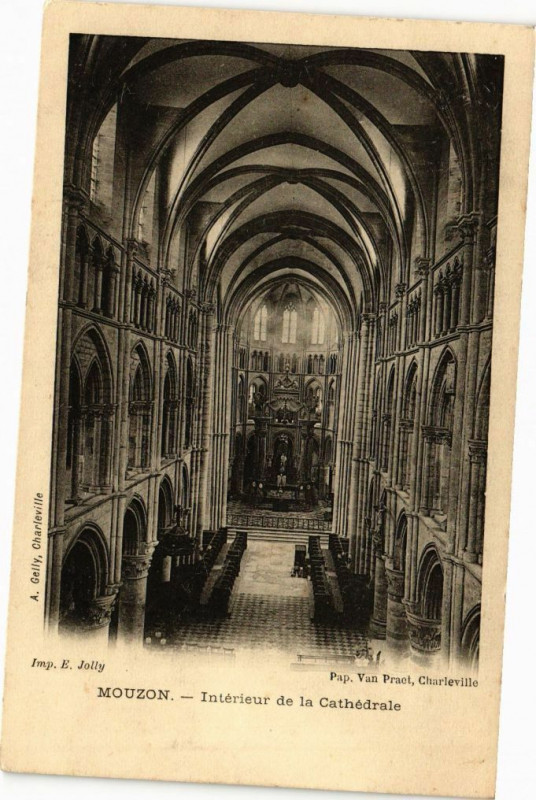 Carte postale ancienne Mouzon - Intérieur de la Cathédrale à Mouzon