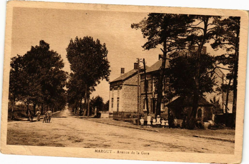 Carte postale ancienne Margut - Avenue de la Gare à Margut