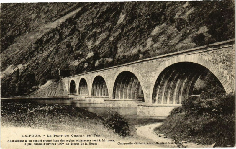 Carte postale ancienne Laifour - Le Pont du Chemin de Fer - Abputissant a un creusé des . à Laifour