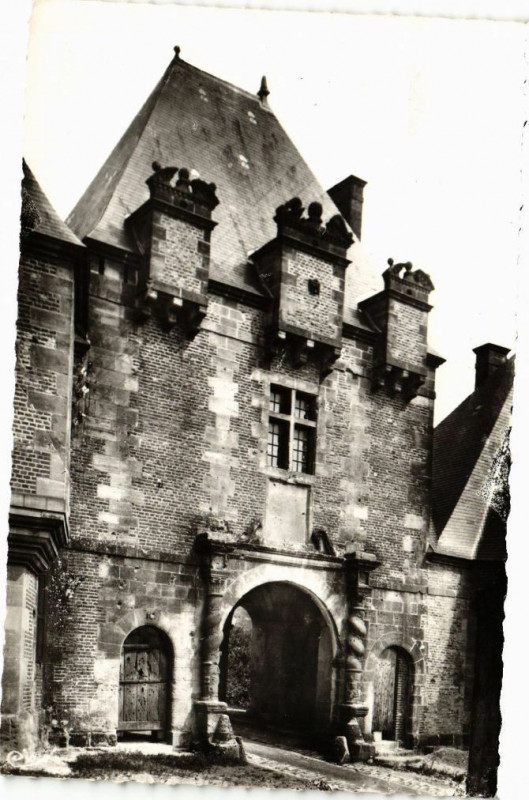 Carte postale ancienne Grandpre - La Porte du Chateau à Grandpré
