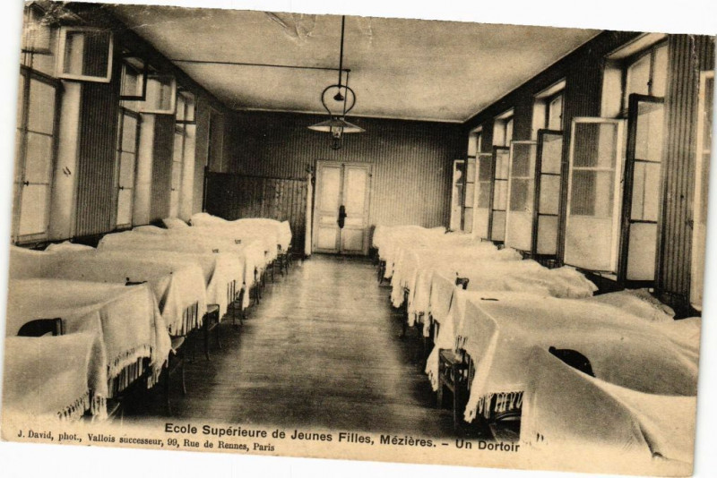 Carte postale ancienne Ecole Supérieure de Jeunes Filles,MEZIERES - Un Dortoir