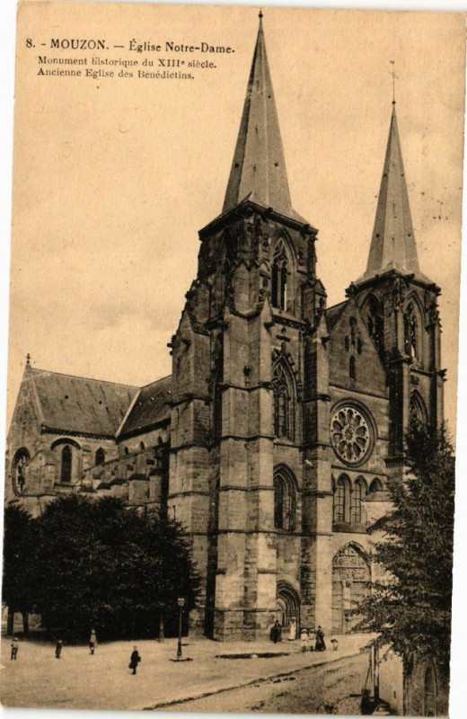 Carte postale ancienne Mouzon - Eglise Notre-Dame - Monument historique du Xiii siécle à Mouzon