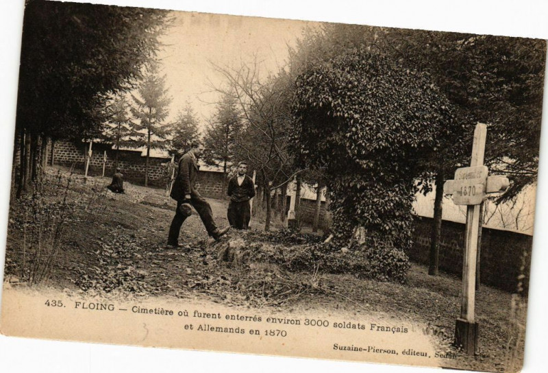 Carte postale ancienne Floing - Cimetiére ou furent enterrés environ 3000 soldats Francais à Floing