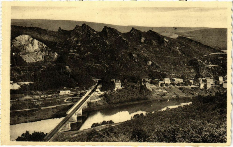 Carte postale ancienne Vallée de la Meuse - Chateau-Regnault - Les 4 Fils Aymon...