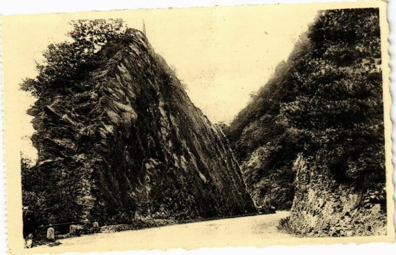 Carte postale ancienne Vallée de la Meuse - Revin - Roche a Faux sur la Route de Rocroi à Revin