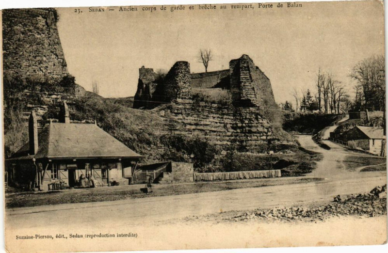 Carte postale ancienne Sedan Acien corps de garde et bréche au rempart,Porte de Balan à Sedan