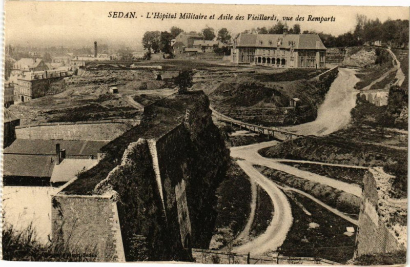 Carte postale ancienne Sedan L'Hopital Militaire et Asile des Vieillards,vue des Remparts à Sedan