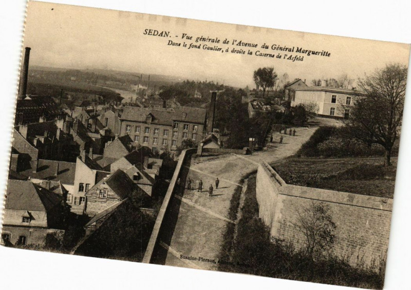 Carte postale ancienne Sedan - Vue générale de l'Avenue du Général Margueritte Dane le.... à Sedan