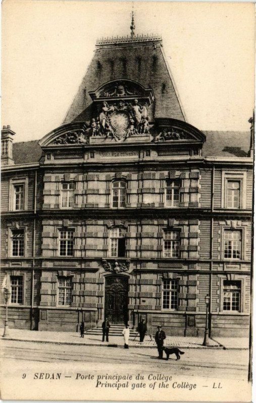 Carte postale ancienne Sedan - Porte principale du College; Principal gate of the Collége à Sedan