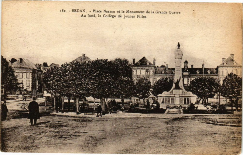 Carte postale ancienne Sedan Place Nassau et le Monument de la Grande Guerre Au fond... à Sedan