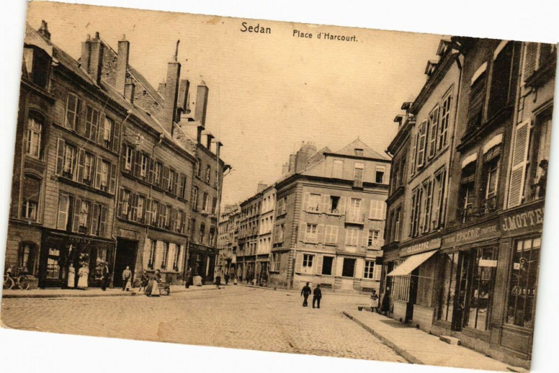 Carte postale ancienne Sedan - Place d'Harcourt à Sedan