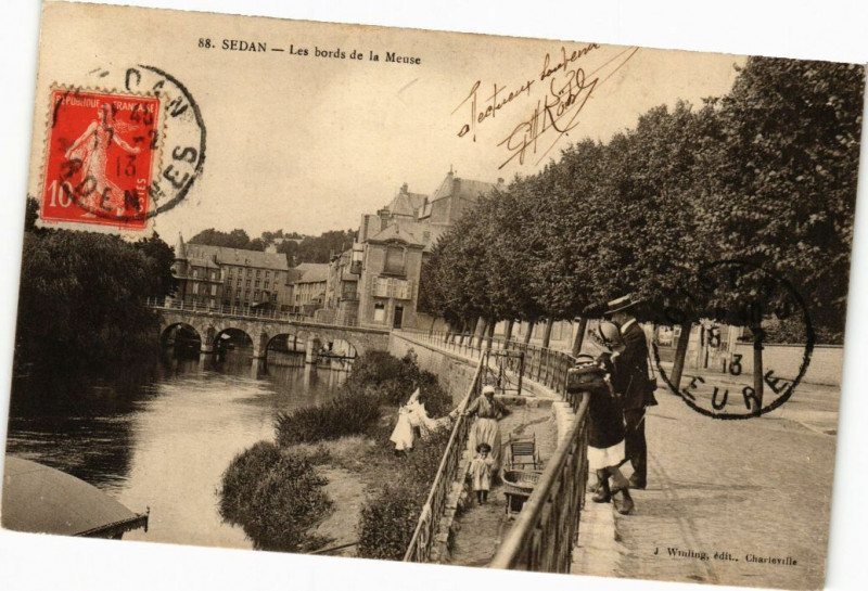 Carte postale ancienne Sedan - Les bords de la Meuse à Sedan