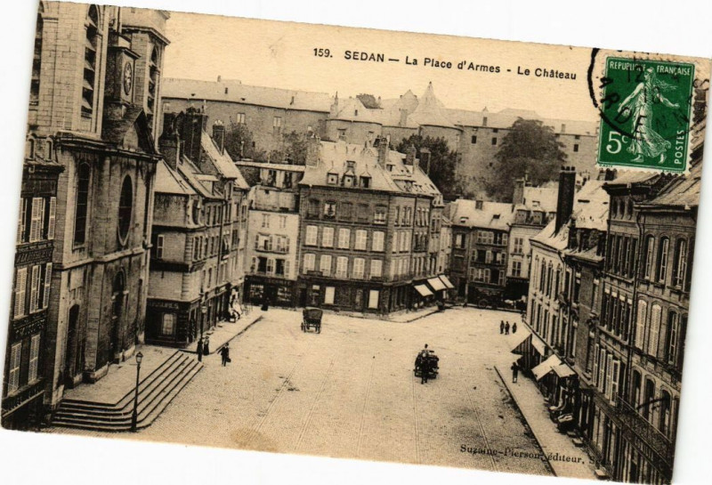 Carte postale ancienne Sedan - La Place d'Armes - Le Chateau à Sedan