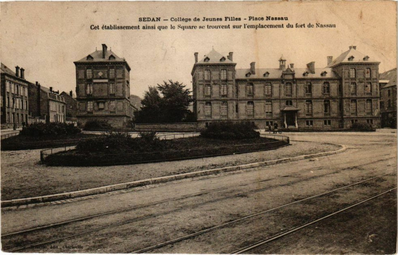 Carte postale ancienne Sedan College de Jeunes Filles Place Nassau Cet établissement à Sedan