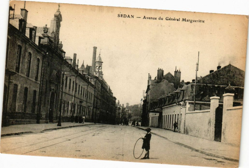 Carte postale ancienne Sedan - Avenue du Général Margueritte à Sedan