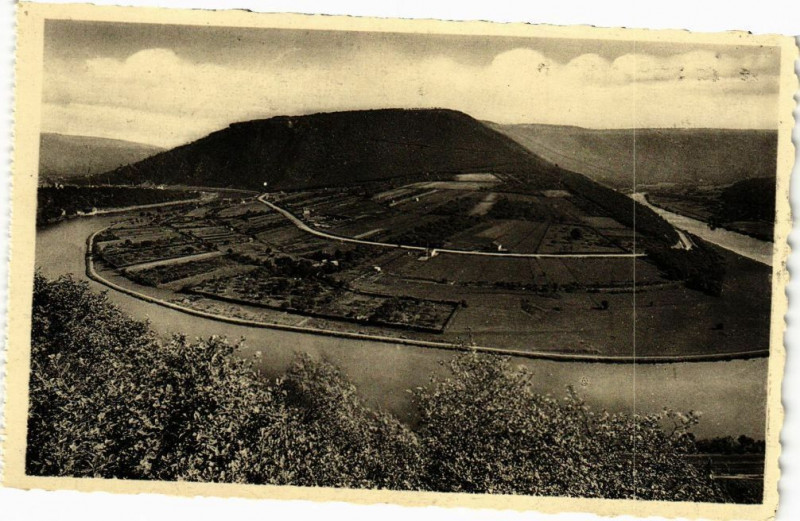 Carte postale ancienne Revin - Le Mont Malgrétout et la Route des Dames de Meuse à Revin