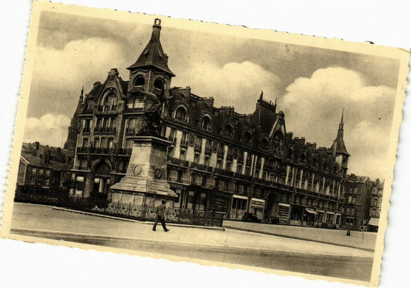Carte postale ancienne Mezieres - Batiment Communal