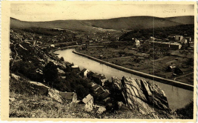 Carte postale ancienne Chateau-Regnault - La Meuse vers Braux