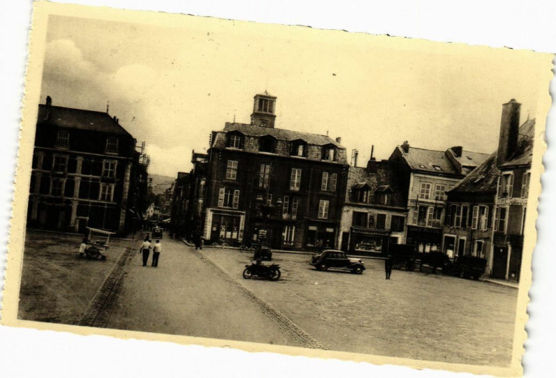 Carte postale ancienne Charleville - Place de Nevers et la Rue du Palais