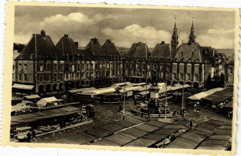 Carte postale ancienne Charleville - Place Ducale un jour de Marché