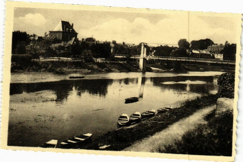 Carte postale ancienne Charleville - La Meuse et la Passerelle