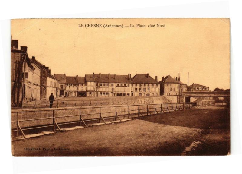 Carte postale ancienne Le Chesne - La Place coté Nord