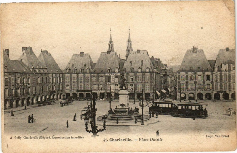 Carte postale ancienne Charleville - Place Ducate
