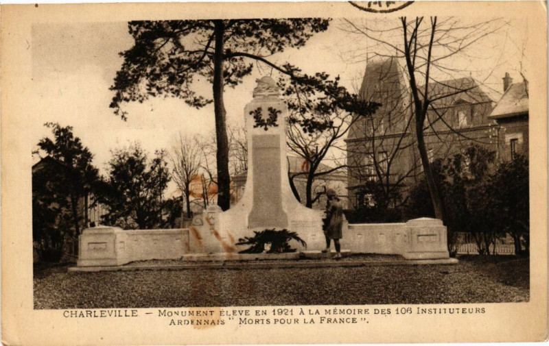 Carte postale ancienne Charleville - Monument eleve en 1921 a la mémoire des 106 Institute