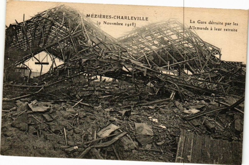 Carte postale ancienne Mezieres Charleville () Novembre 1918) La Gare détruite par les .