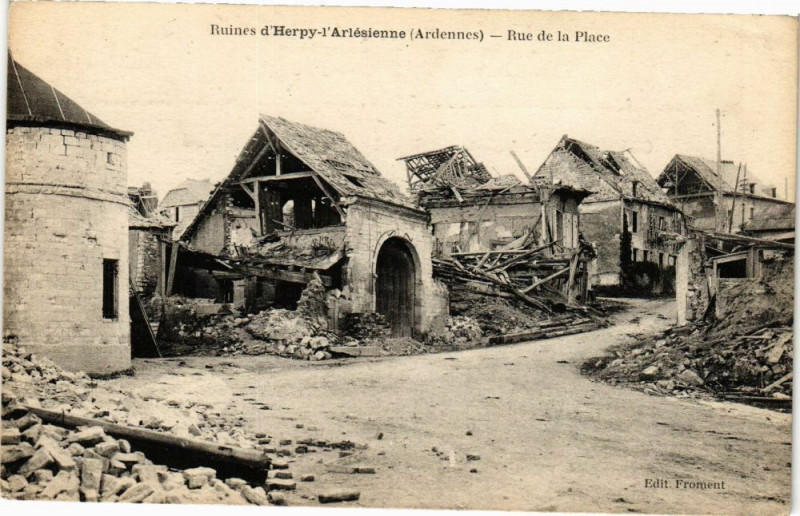 Carte postale ancienne Ruines d'Herpy-l'Artésienne - Rue de la Place