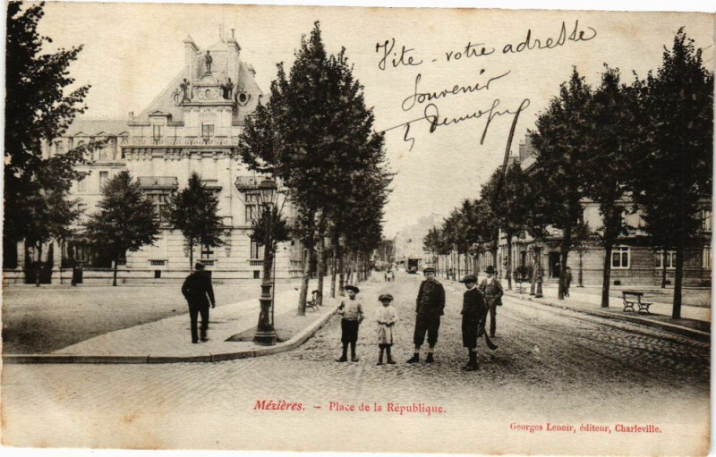 Carte postale ancienne Mezieres - Place de la République