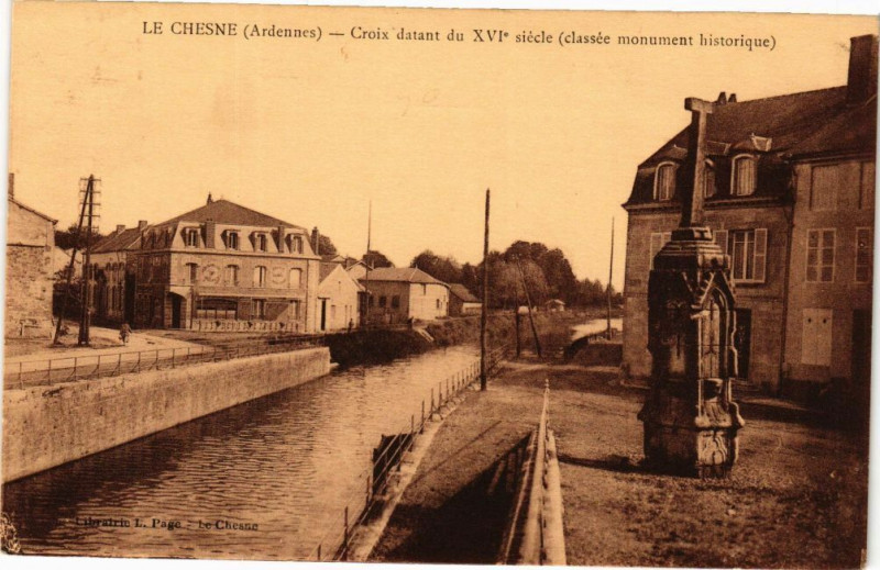 Carte postale ancienne Le Chesne - Croix datant du Xvi siécle (classée monument