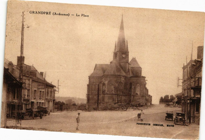 Carte postale ancienne Grandpre (Ardennes ) - La Place à Grandpré