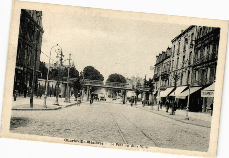 Carte postale ancienne Charleville Mezieres - Le Pont des deux Villes à Charleville-Mézières
