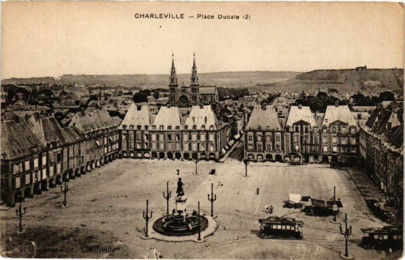 Carte postale ancienne Charleville - Place Ducale