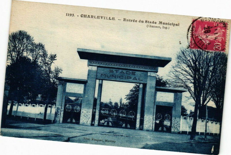 Carte postale ancienne Charleville - Entrée du Stade Municipal