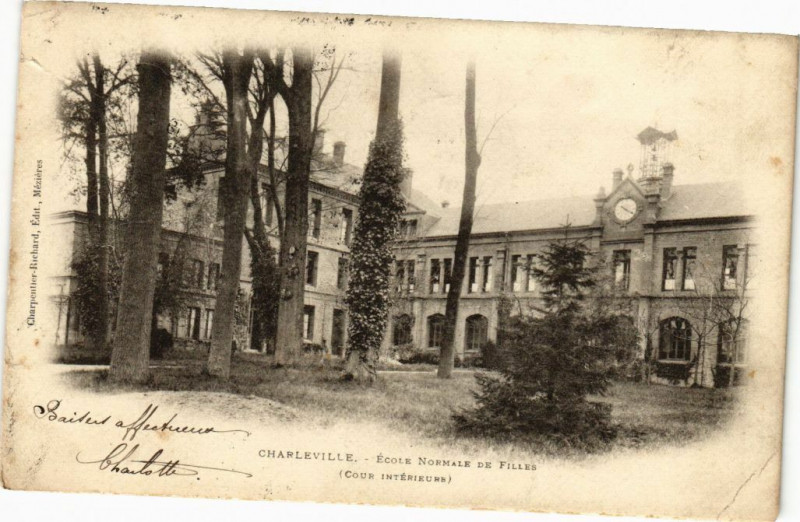 Carte postale ancienne Charleville - Ecole Normale de Filles (Cour Intérieure)