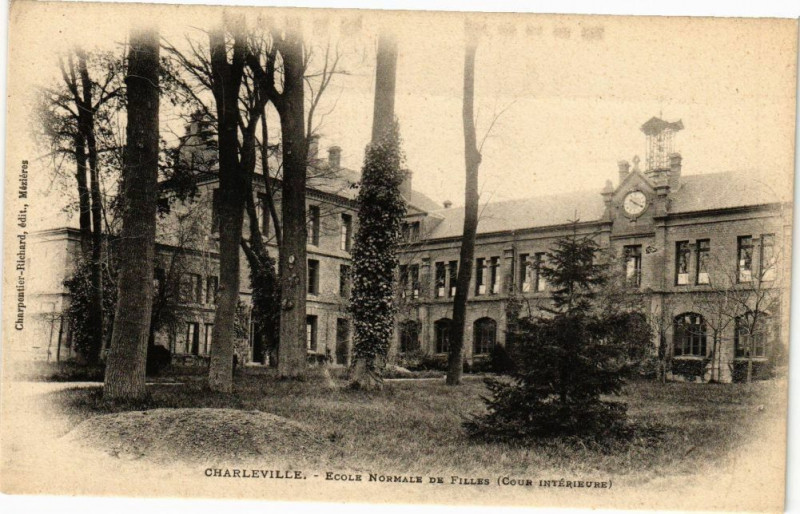 Carte postale ancienne Charleville - Ecole Normale de Filles (Cour Intérieure)