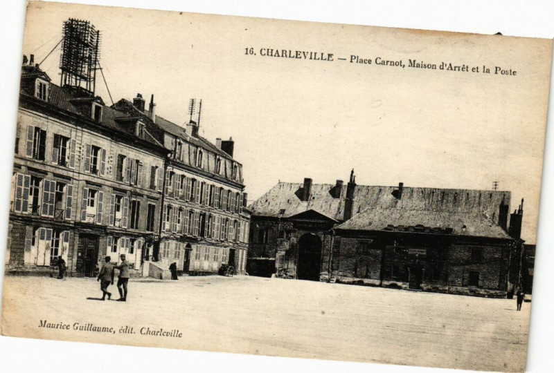 Carte postale ancienne Charleville - Place carnot,Maison d'Arrét et la Poste à Son