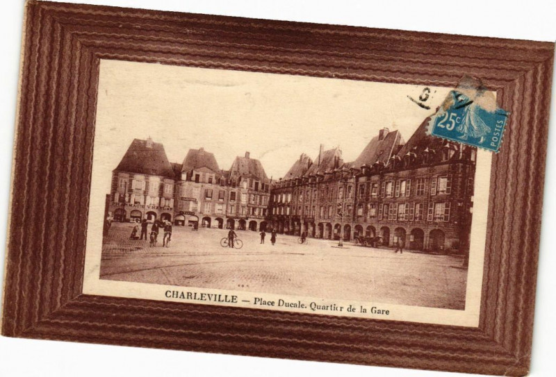 Carte postale ancienne Charleville - Place Ducale,Quartier de la Gare