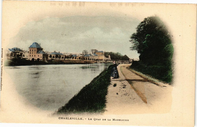 Carte postale ancienne Charleville - Le Quai de la Madeleine