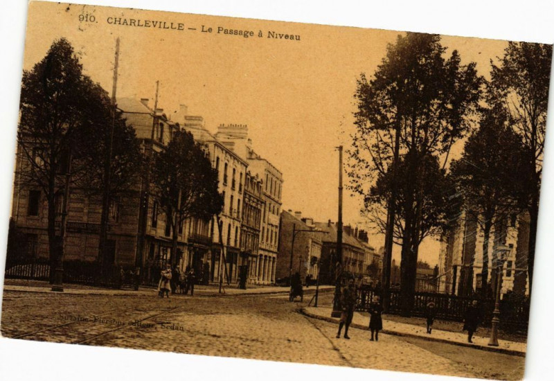 Carte postale ancienne Charleville - Le Passage a Niveau