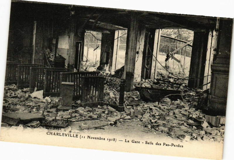 Carte postale ancienne Charleville (11 Novembre 1918) - La Gare - Salle des Pas-Perdus