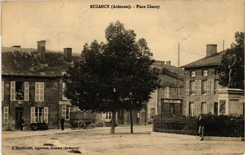 Carte postale ancienne Buzancy - Place Chanzy à Buzancy