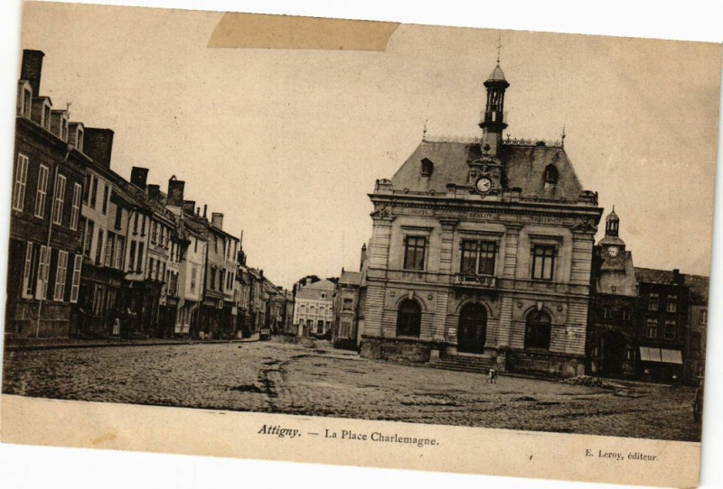 Carte postale ancienne Attigny - La Place Charlemagne à Attigny