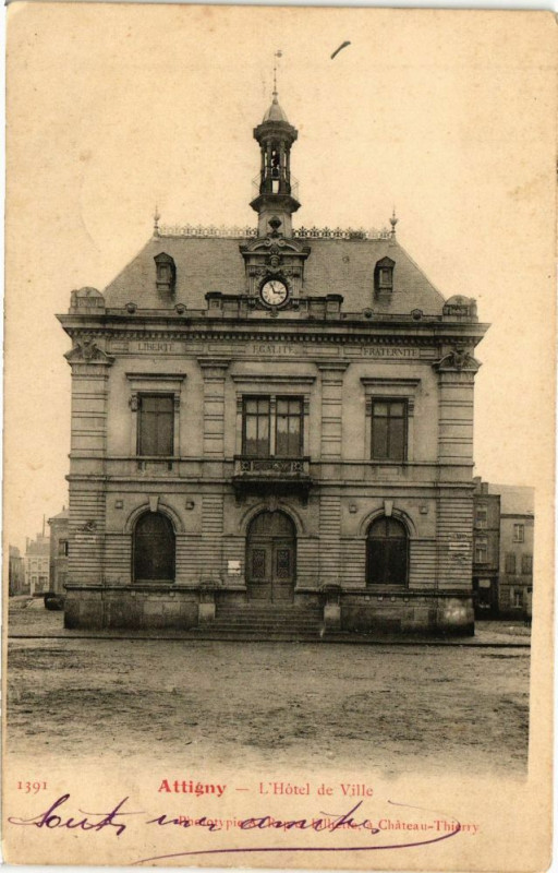 Carte postale ancienne Attigny - L'Hotel de Ville à Attigny