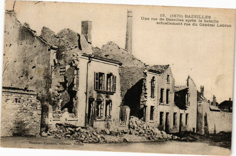 Carte postale ancienne Bazeilles Une rue de Bazeilles aprés la bataille actuellement à Bazeilles